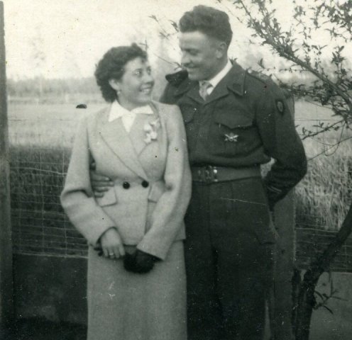 Georgina Stevens en Robert Bekaert in legeruniform